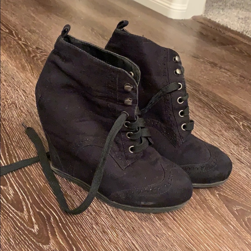 Black lace-up Wedge booties